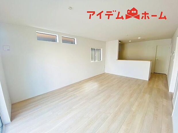 リビング 南向きのため明るい陽射しが射し込みます♪