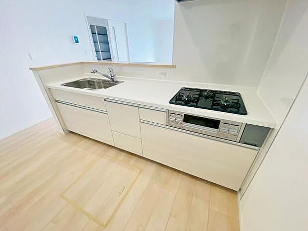 キッチン ダイニングに面した対面式キッチンでは、できたてのお料理がすぐテーブルに出せます