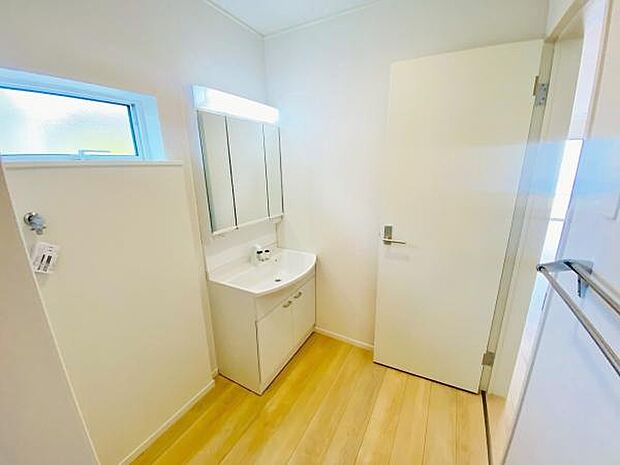 洗面 三面鏡裏収納には化粧品や洗面用品類をすっきり整理できます