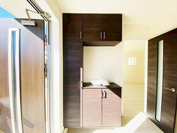 玄関収納 玄関横にシューズボックスがついているので、片付いた玄関がキープできます