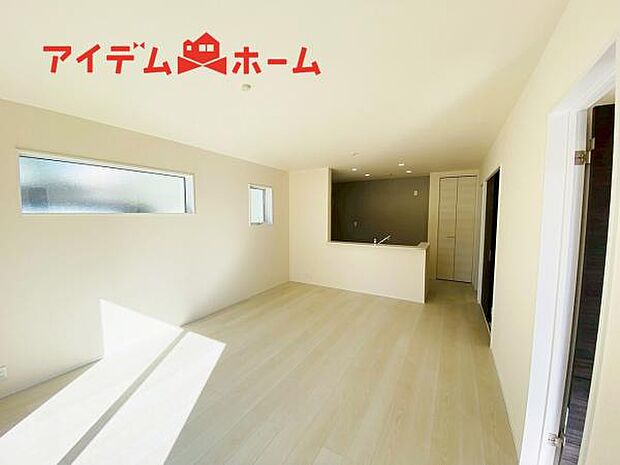 リビング 南向きのため明るい陽射しが射し込みます♪