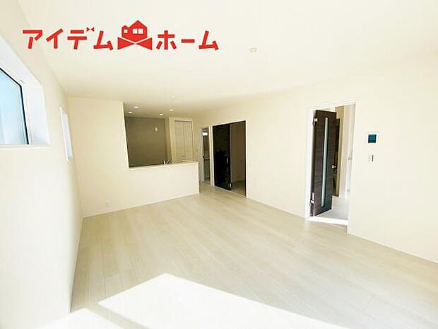 リビング 南向きのため明るい陽射しが射し込みます♪