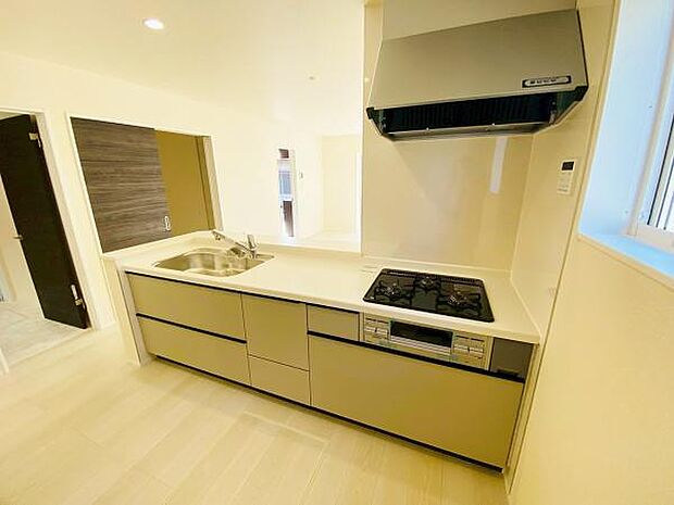 キッチン ダイニングに面した対面式キッチンでは、できたてのお料理がすぐテーブルに出せます