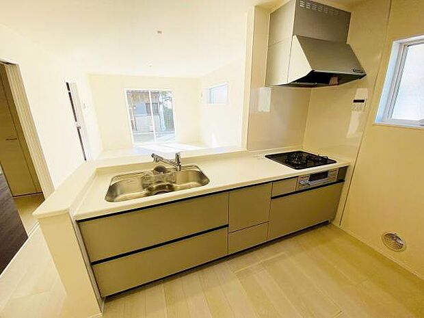 キッチン ダイニングに面した対面式キッチンでは、できたてのお料理がすぐテーブルに出せます