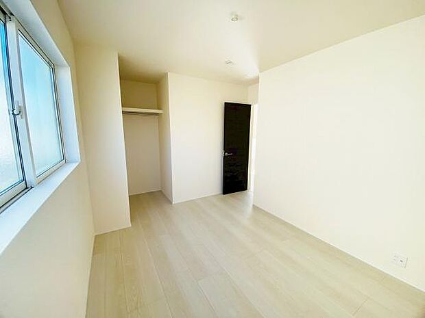 洋室 明るい洋室ではのんびりとお過ごしできます☆