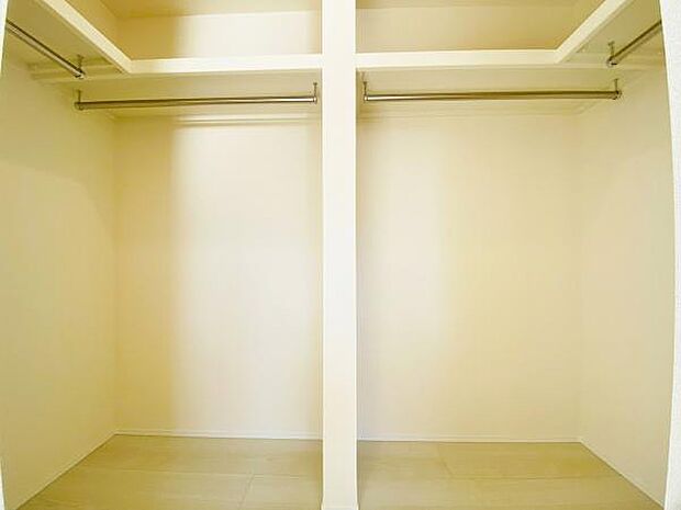 スーツケースなど大きなものからバッグや帽子など小物類も保管できます。