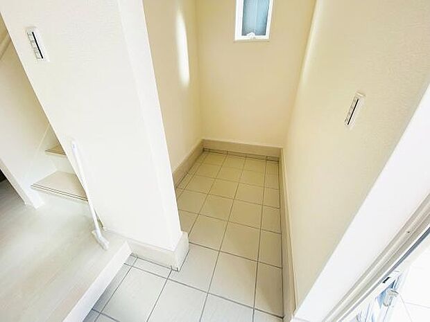 玄関収納 玄関横にシューズボックスがついているので、片付いた玄関がキープできます