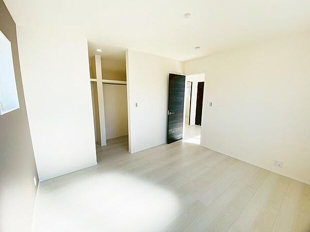 洋室 明るい洋室ではのんびりとお過ごしできます☆