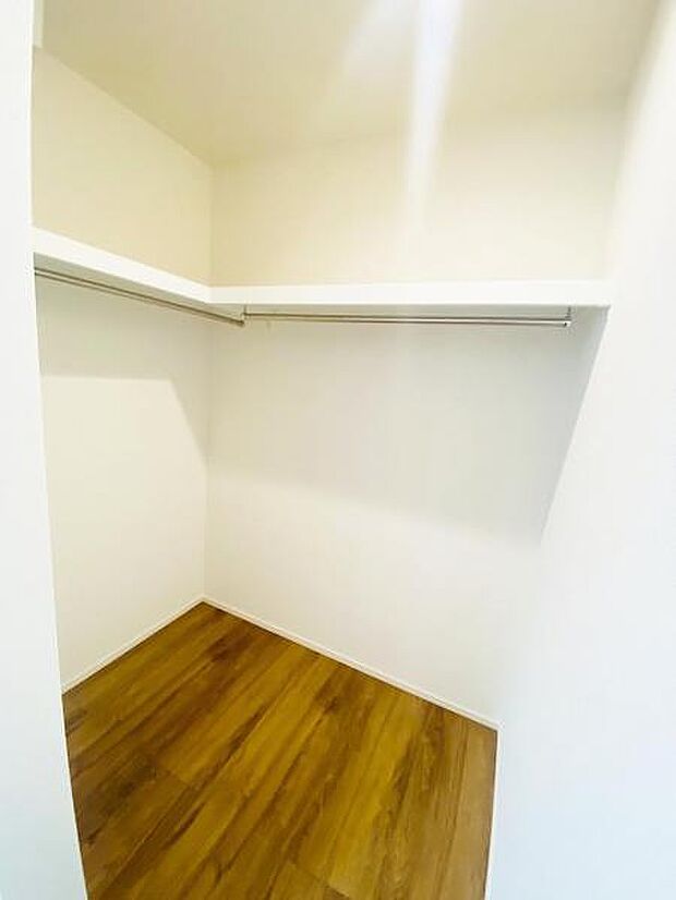 スーツケースなど大きなものからバッグや帽子など小物類も保管できます。