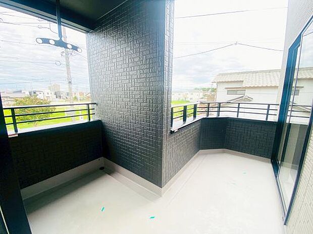 広々としたバルコニーには洗濯物もたくさん干せます