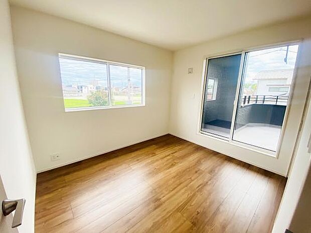 明るい洋室ではのんびりとお過ごしできます☆