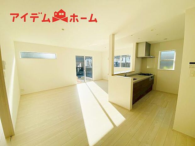 リビング 南向きのため明るい陽射しが射し込みます♪