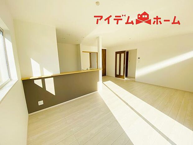 リビング 南向きのため明るい陽射しが射し込みます♪ 