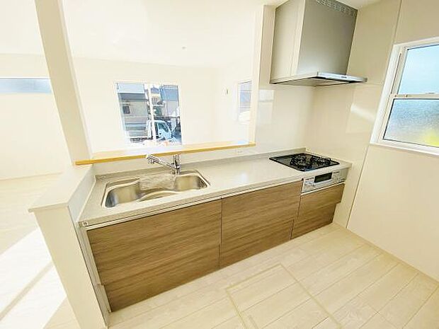 キッチン ダイニングに面した対面式キッチンでは、できたてのお料理がすぐテーブルに出せます 