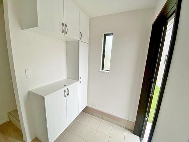 玄関収納 玄関横にシューズボックスがついているので、片付いた玄関がキープできます