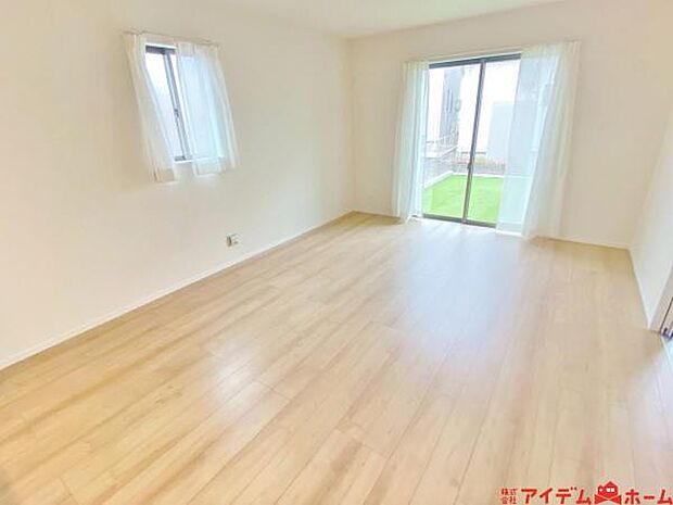 リビング 南向きのため明るい陽射しが射し込みます♪