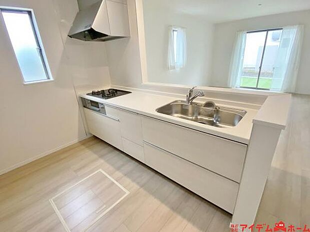 キッチン ダイニングに面した対面式キッチンでは、できたてのお料理がすぐテーブルに出せます