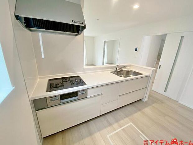 キッチン ダイニングに面した対面式キッチンでは、できたてのお料理がすぐテーブルに出せます