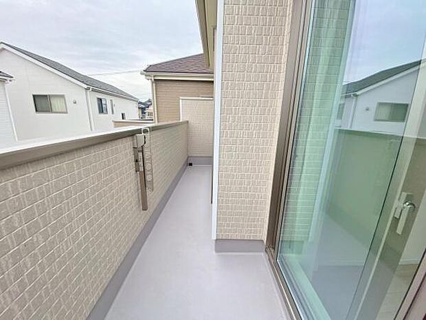 バルコニー 広々としたバルコニーには洗濯物もたくさん干せます