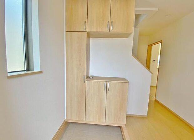 玄関収納 玄関横にシューズボックスがついているので、片付いた玄関がキープできます 