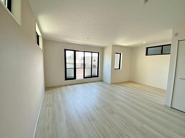 リビング 南向きのため明るい陽射しが射し込みます♪