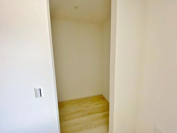 スーツケースなど大きなものからバッグや帽子など小物類も保管できます。 