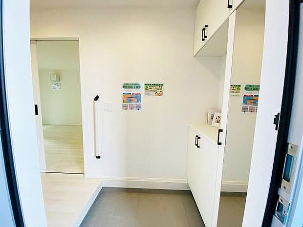 玄関収納 玄関横にシューズボックスがついているので、片付いた玄関がキープできます 