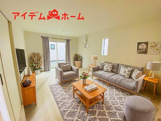 リビング 南向きのため明るい陽射しが射し込みます♪ 