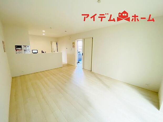 リビング 南向きのため明るい陽射しが射し込みます♪ 