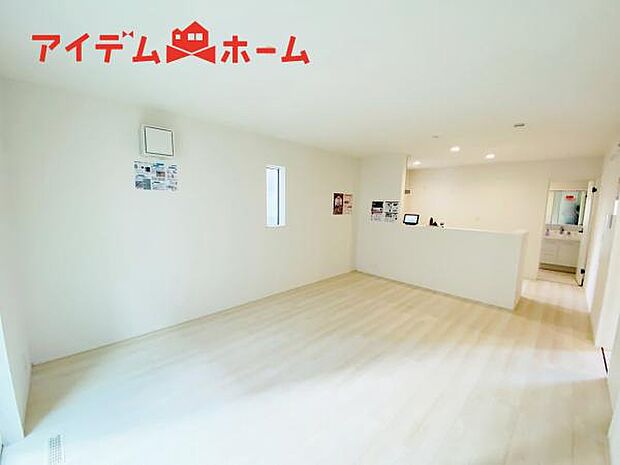 リビング 南向きのため明るい陽射しが射し込みます♪ 