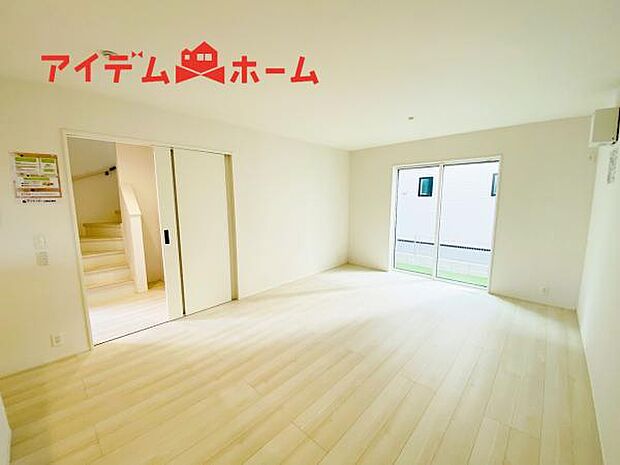 リビング 南向きのため明るい陽射しが射し込みます♪ 