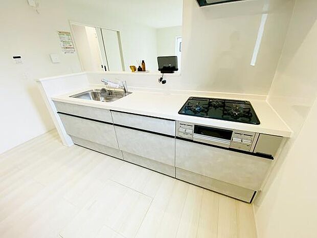 キッチン ダイニングに面した対面式キッチンでは、できたてのお料理がすぐテーブルに出せます 