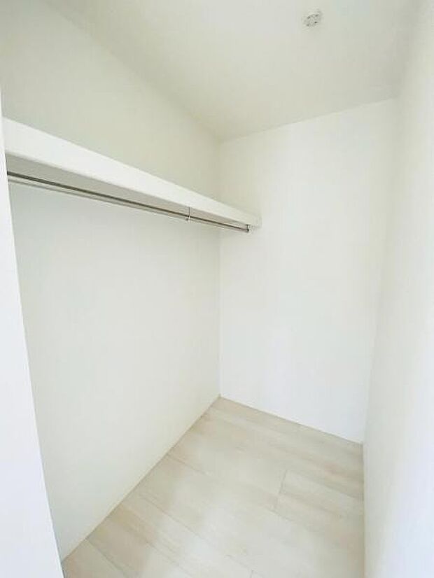 スーツケースなど大きなものからバッグや帽子など小物類も保管できます。 