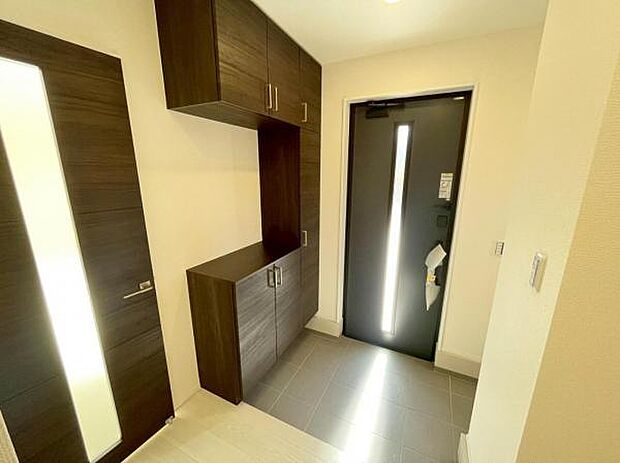 玄関収納 玄関横にシューズボックスがついているので、片付いた玄関がキープできます 