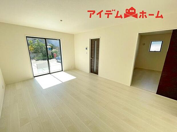 リビング 南向きのため明るい陽射しが射し込みます♪ 