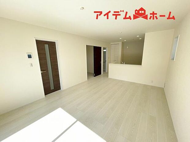 リビング 南向きのため明るい陽射しが射し込みます♪ 