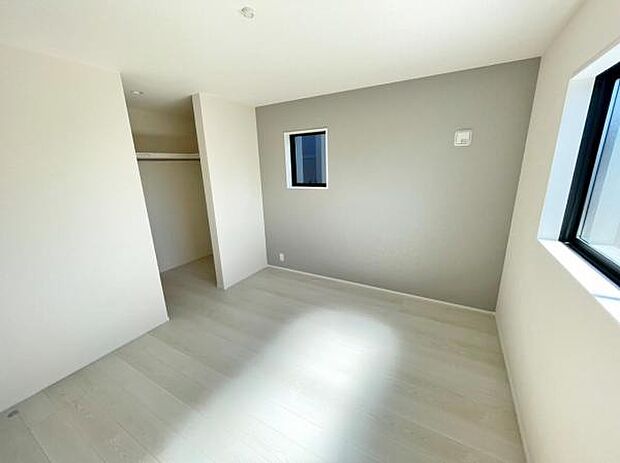 洋室 明るい洋室ではのんびりとお過ごしできます☆ 