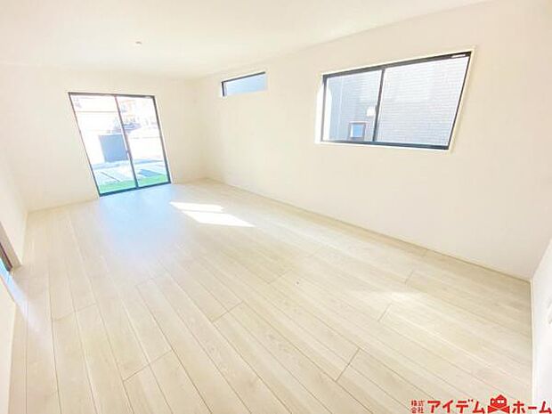 リビング 南向きのため明るい陽射しが射し込みます♪ 