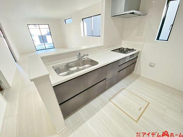 キッチン ダイニングに面した対面式キッチンでは、できたてのお料理がすぐテーブルに出せます 