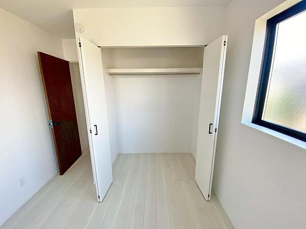 大切な衣類を収納できる大型クローゼット 