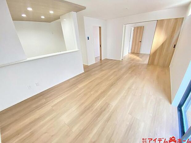 リビング 南向きのため明るい陽射しが射し込みます♪