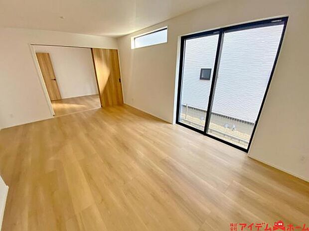 リビング 南向きのため明るい陽射しが射し込みます♪