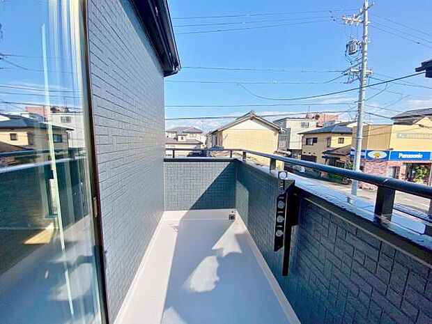 バルコニー 広々としたバルコニーには洗濯物もたくさん干せます