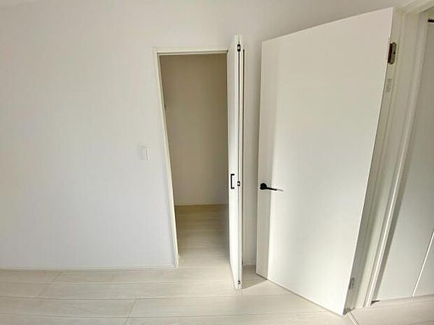 スーツケースなど大きなものからバッグや帽子など小物類も保管できます。