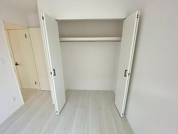 大切な衣類を収納できる大型クローゼット