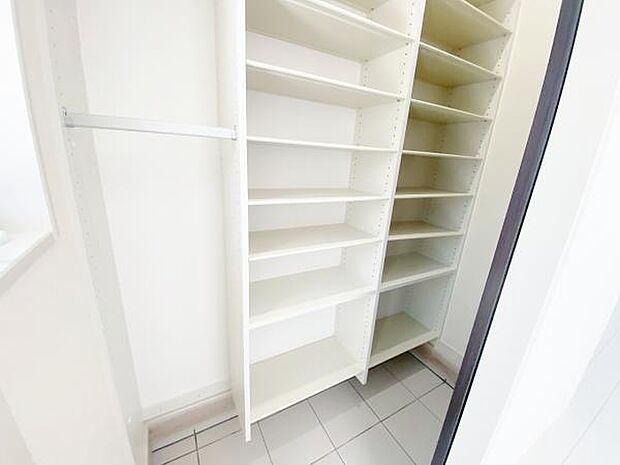 玄関収納 可動棚付きでスニーカーからロングブーツなど、靴の大きさに合わせた収納が可能です。