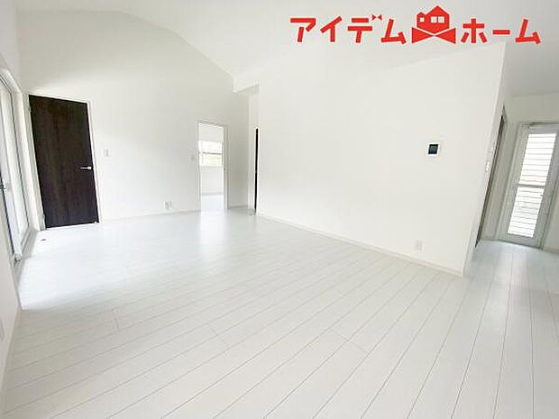 リビング 南向きのため明るい陽射しが射し込みます♪