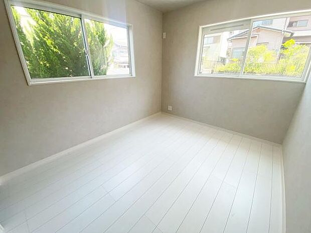 洋室 明るい洋室ではのんびりとお過ごしできます☆