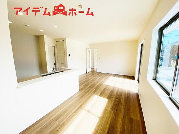 リビング 南向きのため明るい陽射しが射し込みます♪