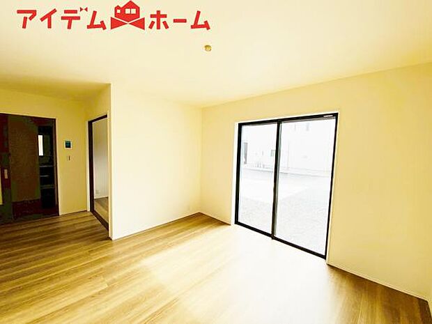 リビング 南向きのため明るい陽射しが射し込みます♪